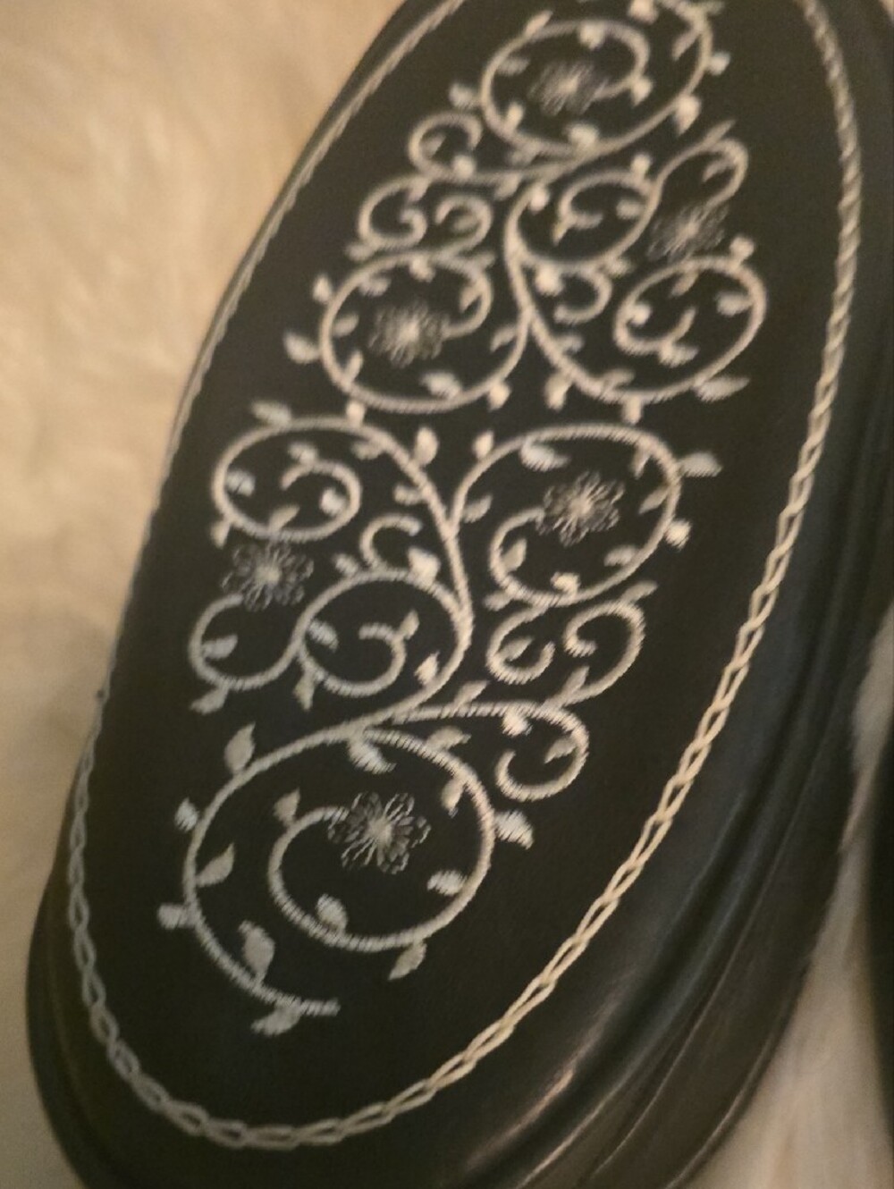 Super Soft! Embroidered Cole Haan Black House Slippers W. Matching Case - Picture 4 of 10